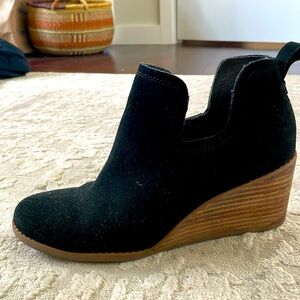 Tom’s size 7.5 black suede wedge bootie